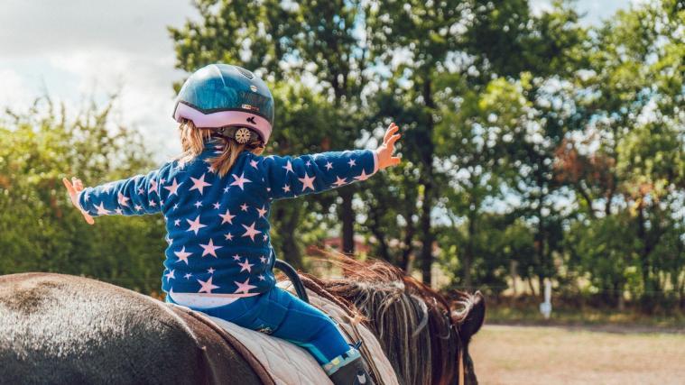 Bei der Reittherapie kommen unterschiedliche Übungen auf dem Pferd zum Einsatz, die die ausschließliche Aufmerksamkeit des Patienten erfordern.