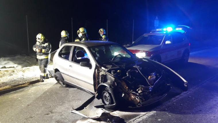 Bei einem Verkehrsunfall nahe Blumau zog sich eine Person schwere Verletzungen zu.