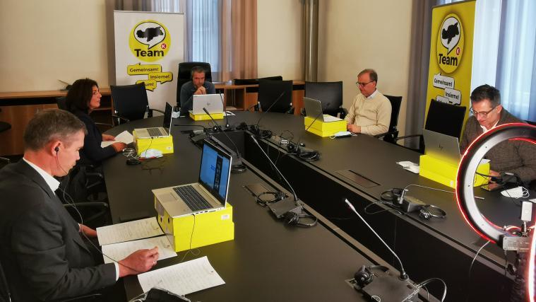 Bei einer Online-Pressekonferenz knöpfte sich das Team K die Landesregierung vor.