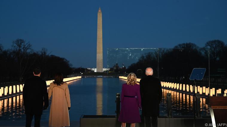 Biden und Harris gedenken der rund 400.000 Corona-Toten in USA.