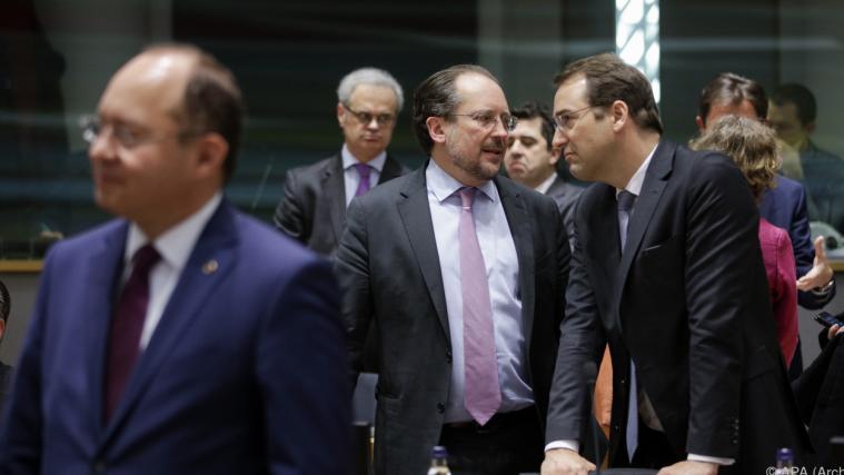 Botschafter Marschik (r.) vertritt Außenminister Schallenberg (l.).