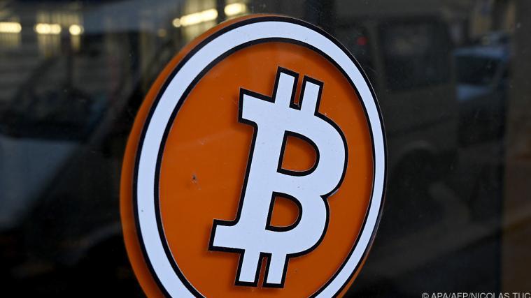 Das Bitcoin-Logo bei einer Wechselstelle.