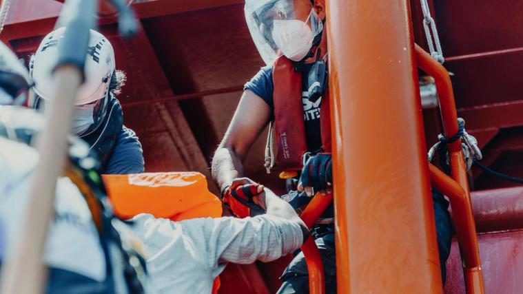 Das Schiff mit 22 Besatzungsmitgliedern sei am Montag von Marseille aus in See gestochen, teilte die Organisation mit.