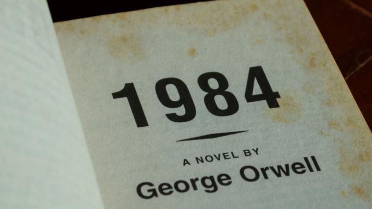 Der Roman „1984“ von George Orwell erschien im Jahre 1949.
