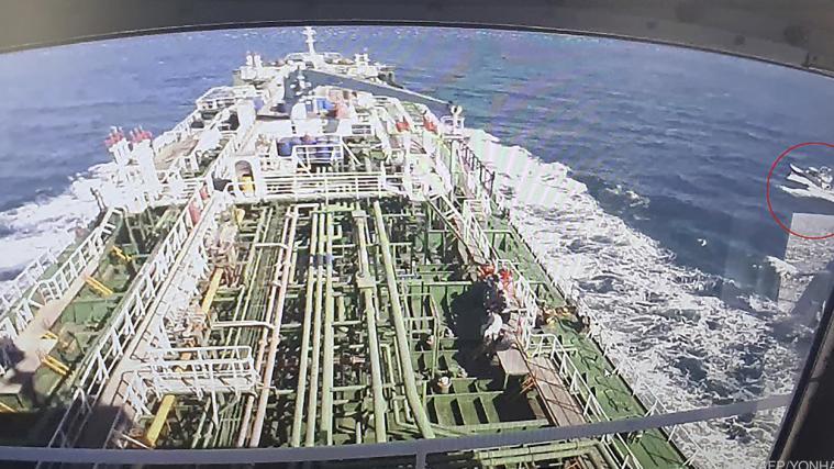 Der südkoranische Tanker Hankuk Chemi mit einem Boot der iranischen Küstenwache.
