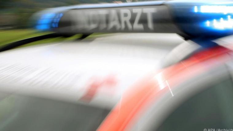 Die Arbeiter mussten nach der Erstversorgung mit der Rettung ins Bezirkskrankenhaus Schwaz gebracht werden.