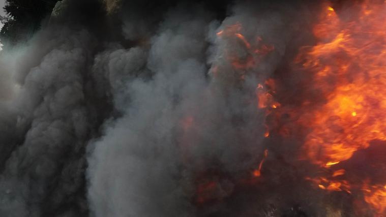 Die Behörden setzten auch Hubschrauber ein, um die Flammen zu löschen. (Symbolbild)