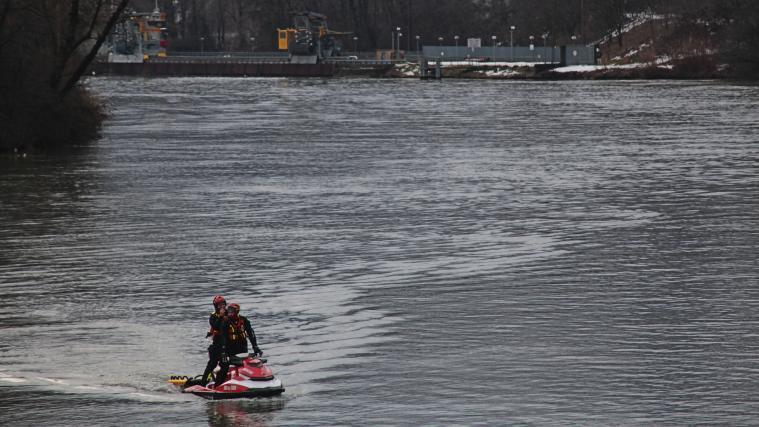 Die Freiwilligen Feuerwehren haben die Etsch von Salurn bis zum Stausee in Mori durchsucht – ohne Ergebnis.