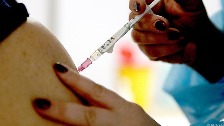 Die Impfung mit dem Pfizer-Biontech-Impfstoff wirkt auch gegen die britische Virusvariante.