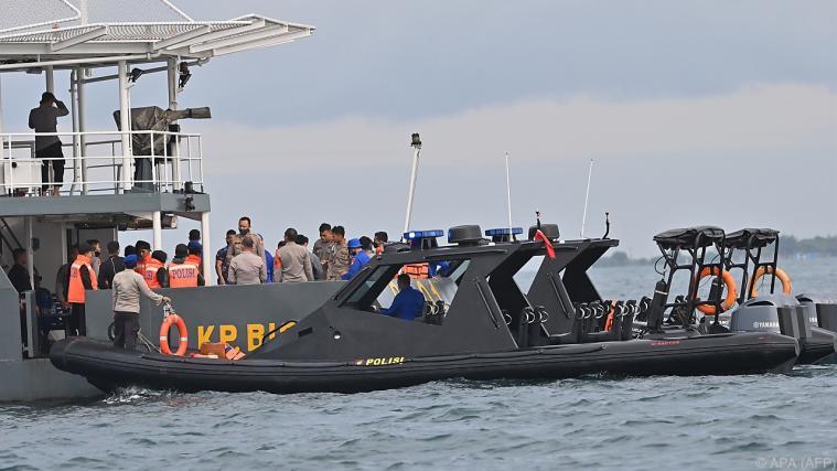 Die Marinepolizei auf der Suche nach dem Flugzeug.