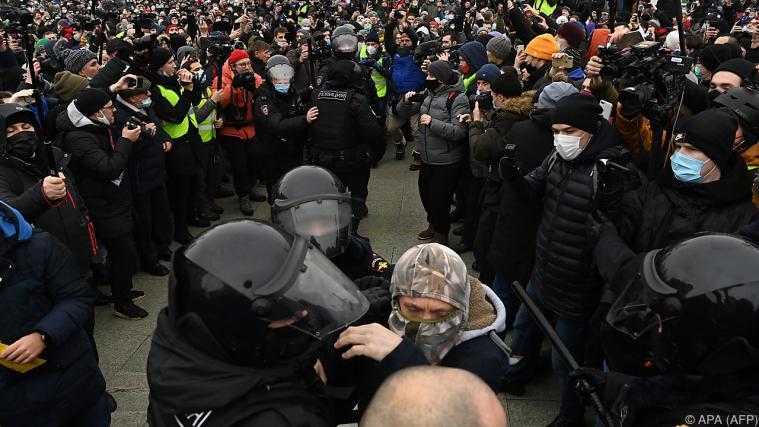 Die Polizei geht mit Härte gegen Kreml-kritische Demonstranten vor.
