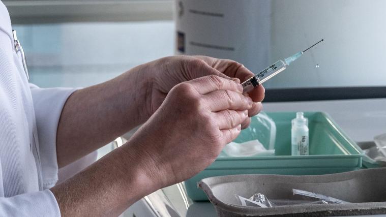 Die Zeit drängt, doch der Impfstoff kommt nur tröpfchenweise bei den Menschen an.
