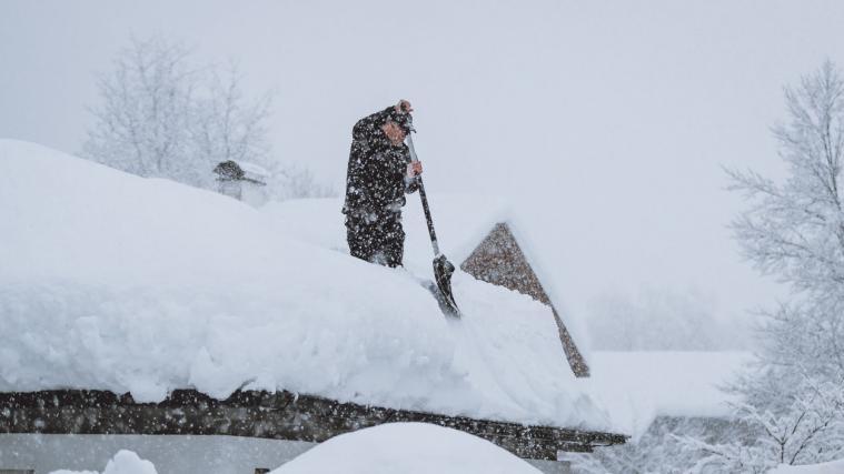 Ein Mann beim Schneeschaufeln in Lienz (Archivbild).