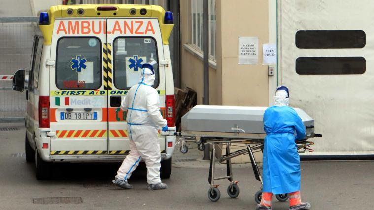 Ein Sarg mit einem Covid-Opfer am „Policlinico“ in Mailand: Das Virus könnte in Italien schon seit Herbst 2019 zirkulieren.