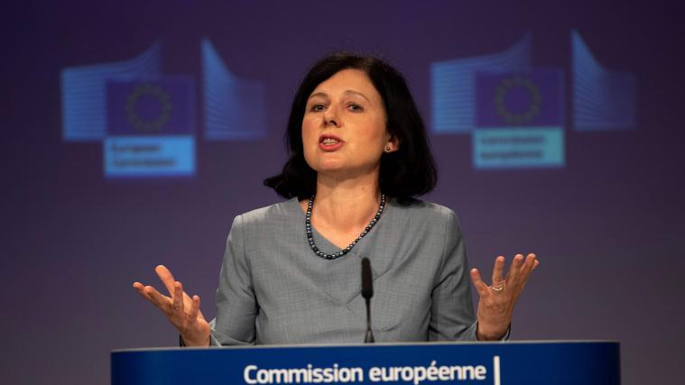 EU-Kommissionsvize Vera Jourova zeigt sich besorgt.