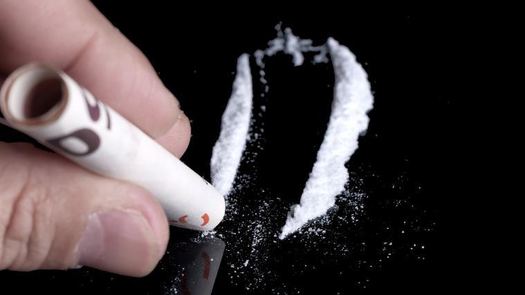 Griechische Drogenfahnder haben 3 mutmaßliche Anführer einer internationalen Drogenbande festgenommen .