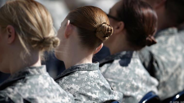 Haarknoten sind unter Helmen unbequem.