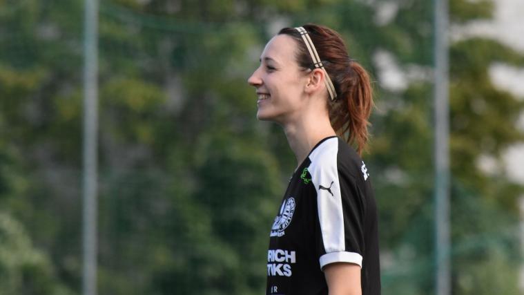 Hauptberuflich Musikerin, in der Freizeit auf dem Sportplatz anzutreffen: Andrea Götsch (26) aus Obermais.