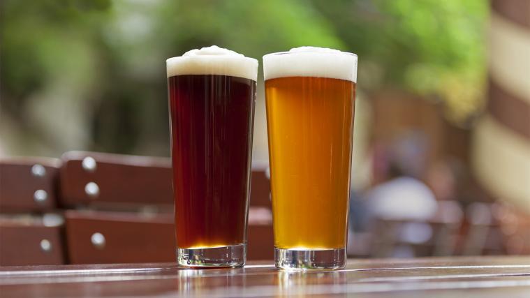 Hauptgrund für den gesunkenen Bierkonsum dürften die Schließungen von Restaurants und Bars wegen der Coronapandemie gewesen sein.