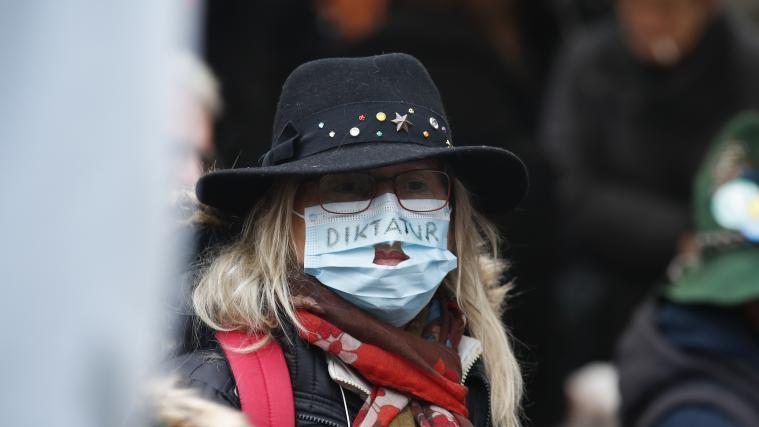 Immer wieder bei Corona-Demonstrationen zu sehen ist der Begriff „Diktatur“: Der Ausdruck verhöhne tatsächliche Diktaturen und die Menschen, die sich dort gegen die Diktatoren wenden, schreibt die Jury der Aktion „Unwort des Jahres“.