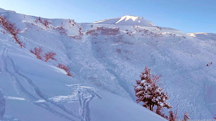 In Stoos starb ein Skifahrer nach Lawinenabgang.