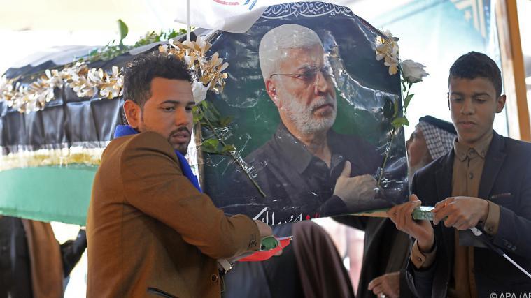 Iraker mit Attrappe des Sarges von Soleimani.