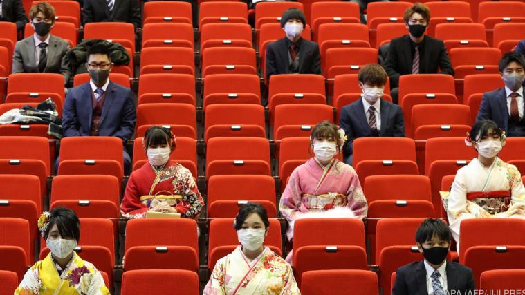 Junge Erwachsene feierten in Namie (Fukushima) auf Distanz.