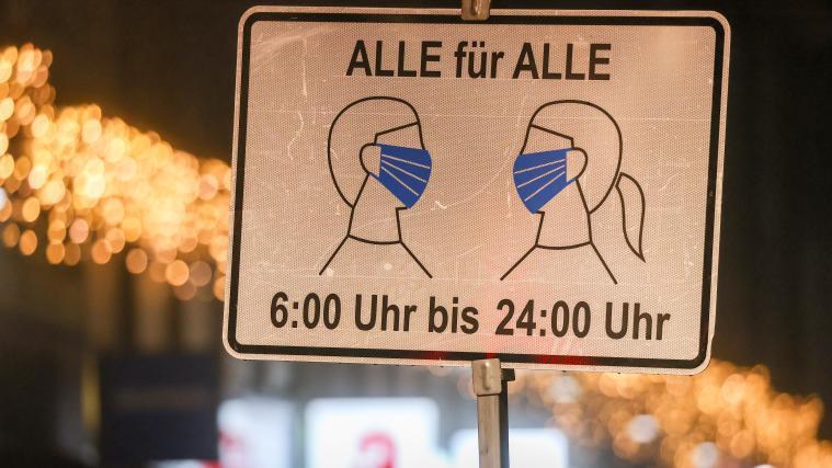 Leipzig: Ein Schild "Alle für Alle von 6-24 Uhr" zur Maskenpflicht steht in einer leeren Einkaufstraße in der Innenstadt.