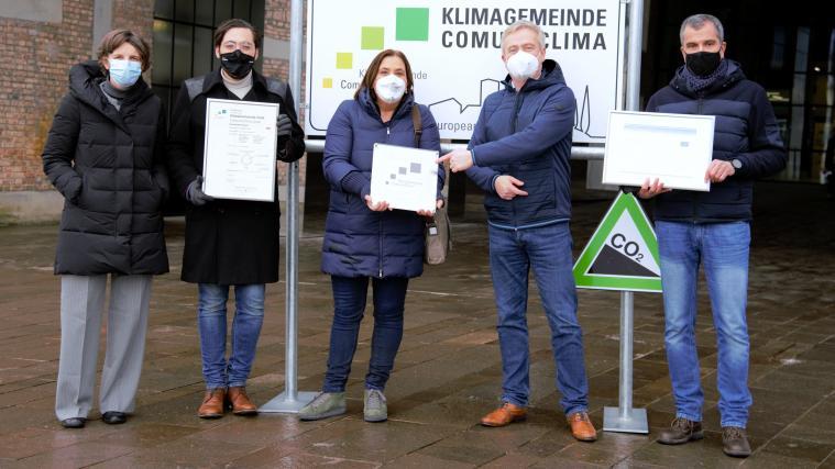 Maria Donata Bancher (Klimahaus, von links), Emilio Vettori (Klimagemeinde), Umweltstadträtin Chiara Rabini, Ulrich Santa (Direktor der Klimahaus-Agentur) und Emanuele Sascor (Gemeinde Bozen).