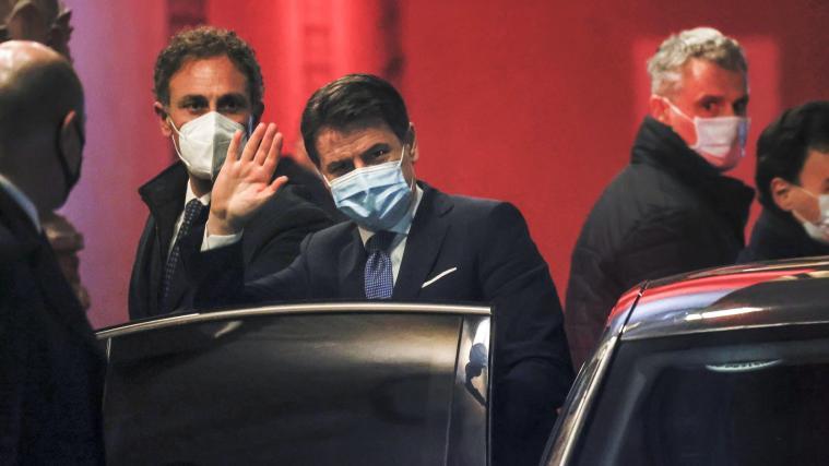 Ministerpräsident Giuseppe Conte verlässt nach der Abstimmung den Senat.