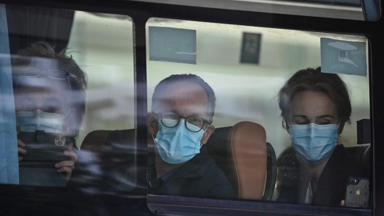 Mitglieder des WHO-Expertenteams in Wuhan beim Verlassen ihrer 14-tägigen Quarantäne.