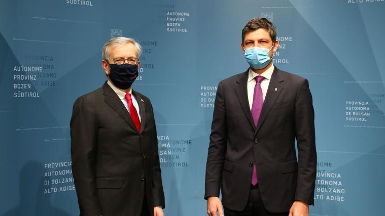 Mobilitätslandesrat Daniel Alfreider und Handelskammerpräsident Michl Ebner haben heute als Vertreter Südtirols die Präsidentschaft der Aktionsgemeinschaft Brennerbahn vom Freistaat Bayern offiziell übernommen.