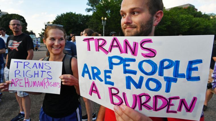 Nachdem Trump 2017 Transgender vom Militärdienst ausgeschlossen hatte, hatten Menschen vor dem Weißen Haus protestiert.