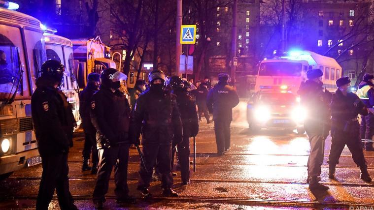 Polizei sperrt Straße nahe Nawalny-Haftanstalt.
