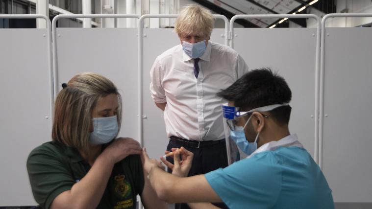 Premier Boris Johnson begutachtete Impfungen vor Ort im Impfzentrum.