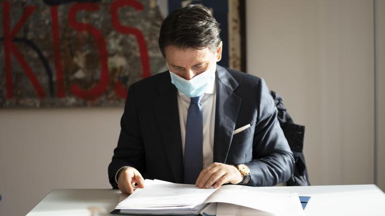Premier Giuseppe Conte sieht sich mit Kritik durch Matteo Renzi konfrontiert.