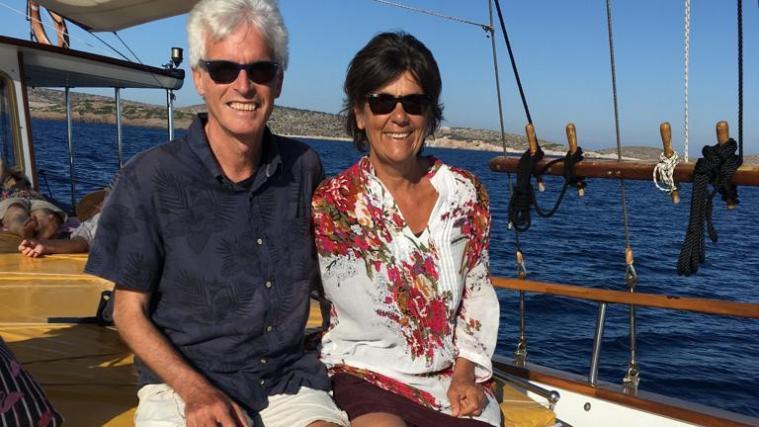 Strahlende Gesichter auf einer Bootsfahrt: Peter Neumair und Laura Perselli.