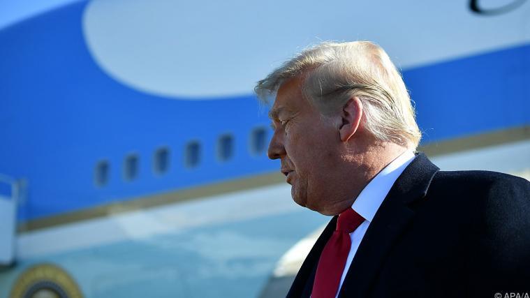 Trump spricht zu Journalisten vor Flug nach Texas.