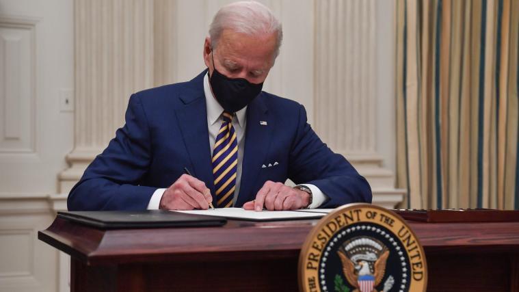 US-Präsident Biden will angesichts der angespannten Infektions-Lage Einreisen in die USA weiterhin limitieren.