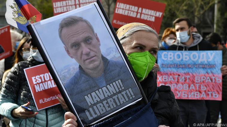 Weltweit demonstrieren Menschen für Nawalny.
