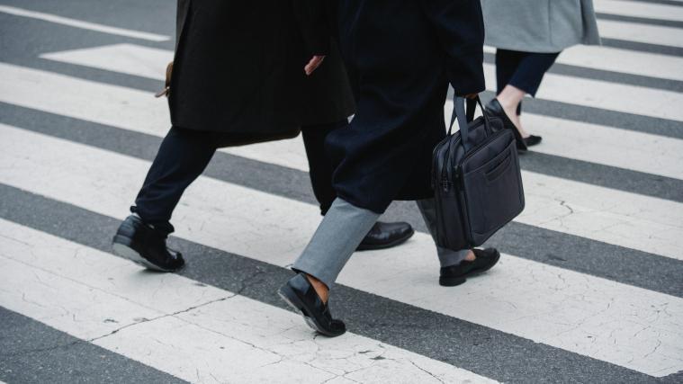 Wenn Pendler auf dem Weg zum Arbeitsplatz keine oder sehr ungünstige Bus- und Bahnverbindungen haben, können sie einen Zuschuss für die Fahrtkosten beantragen.