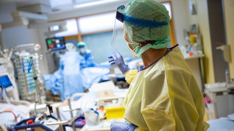 Wieder mehr Patienten liegen auf Intensivstationen.