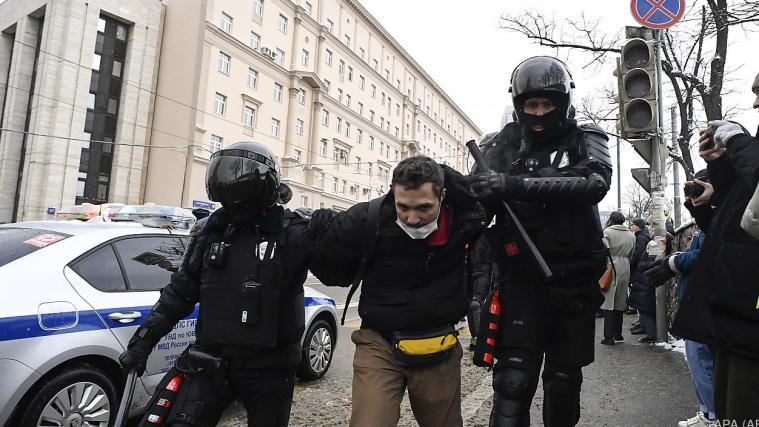 Zahlreiche Menschen wurden abgeführt.