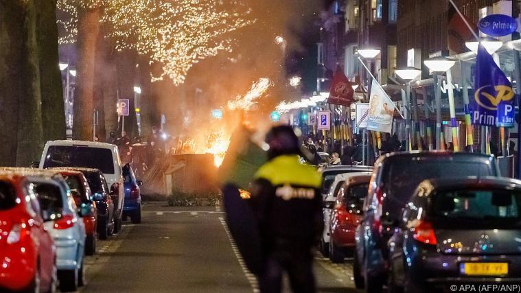 Zusammenstöße zwischen Jugendlichen und Polizei in Rotterdam.