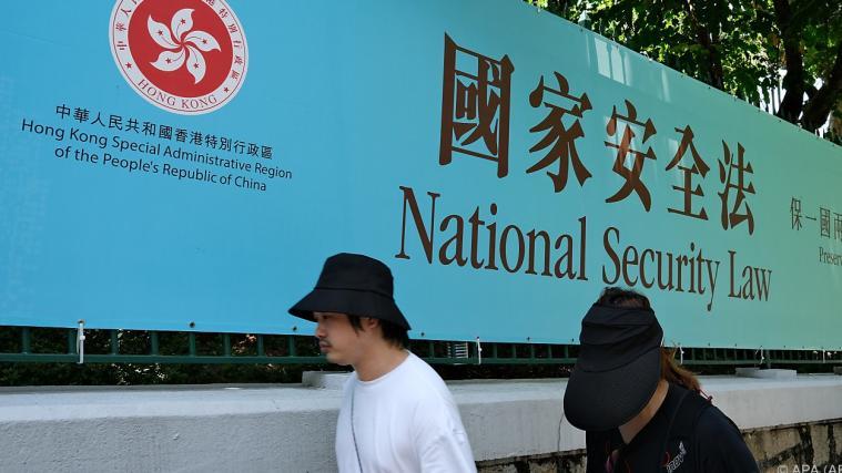 47 Menschen werde „Verschwörung zum Umsturz“ vorgeworfen, teilte die Polizei in der chinesischen Sonderverwaltungszone mit.
