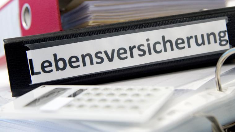 „Ältere Verträge lieber nicht aus der Hand geben“, empfiehlt die Verbraucherzentrale Südtirol. dpa-tmn/Andrea Warnecke