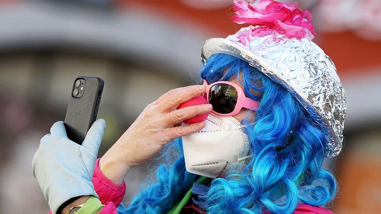 Allein am Samstag seien 24 verbotene Zusammenkünfte im privaten Raum, darunter auch Partys, aufgelöst worden, teilte die Stadt mit.