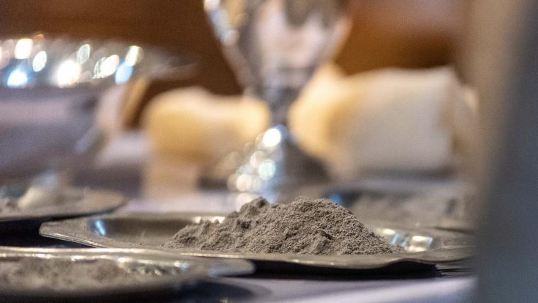 Am Aschermittwoch, 17. Februar, feiert Bischof Ivo Muser um 9 Uhr im Bozner Dom eine Eucharistiefeier mit Aschenauflegung.