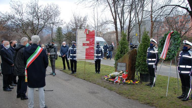 „Bei dieser Gedenkfeier erinnern wir an die Menschen, die zwischen 1943 und 1947 aus ihrer Heimat Istrien, Dalmatien und Julisch-Venetien vertrieben wurden und die sich hier in Bozen niedergelassen haben“, sagte Bürgermeister Renzo Caramaschi.