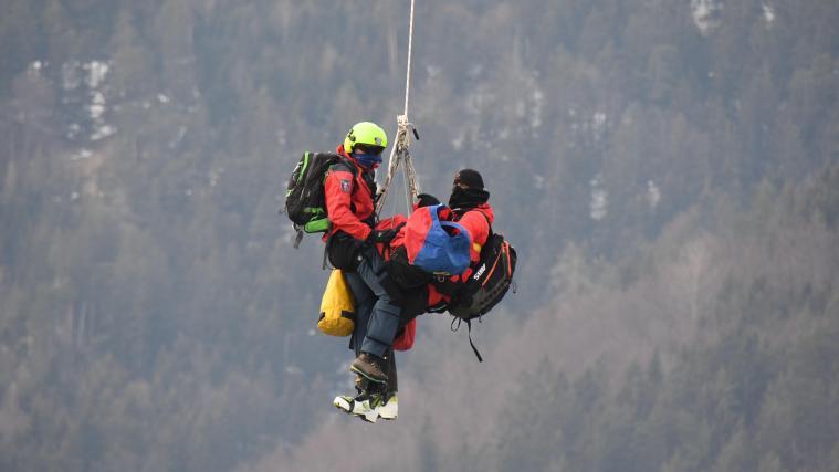 Bei einem Lawinenabgang im Bereich des Kellerjoch im Bezirk Schwaz in Nordtirol ist am Montag ein 48-Jähriger ums Leben gekommen. Die Einsatzkräfte konnten den Mann nach stundenlanger Suche nur noch tot bergen.